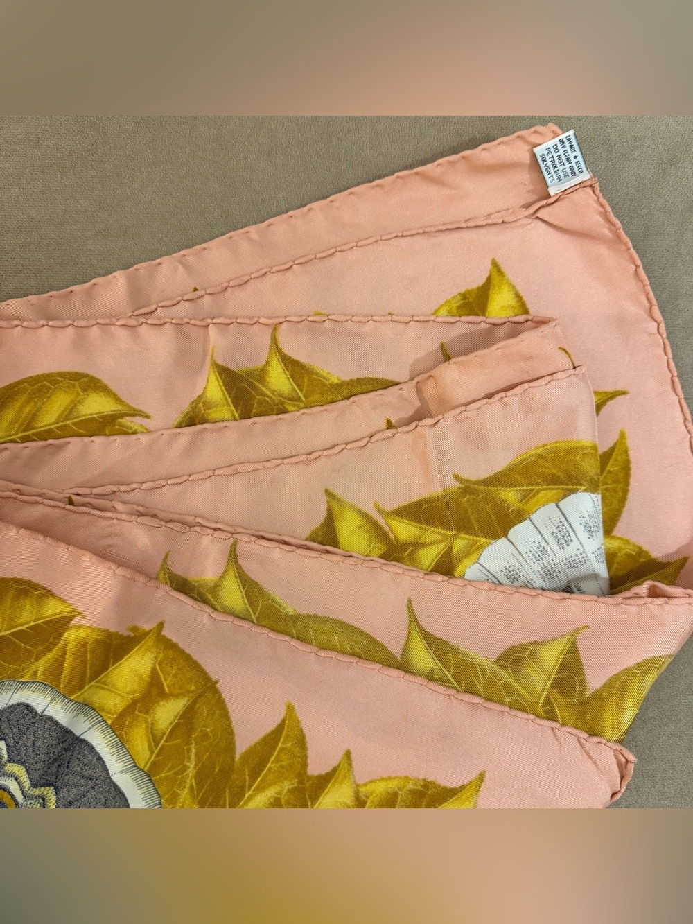 Gucci Vintage Butterfly & Autumn Leaves 100% Silk Scarf - Picture 6 of 10